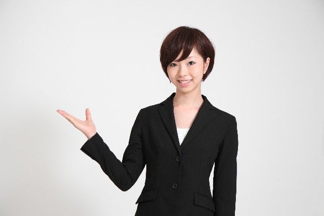相続前対策コーディネートについて紹介する女性